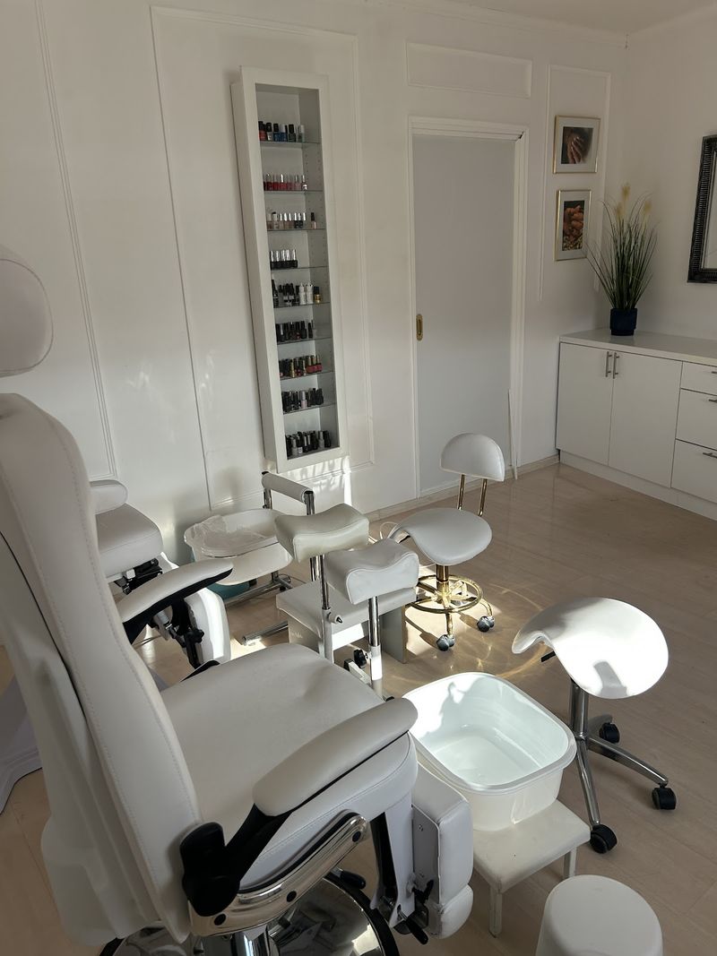 Biela miestnosť na pedikúru a manikúru v Štúdiu Luxury so zlatými detailmi
