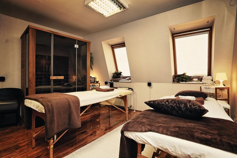 Masážna miestnosť v podkroví Štúdia Luxury s dvoma lehátkami, infrasaunou a strešnými oknami